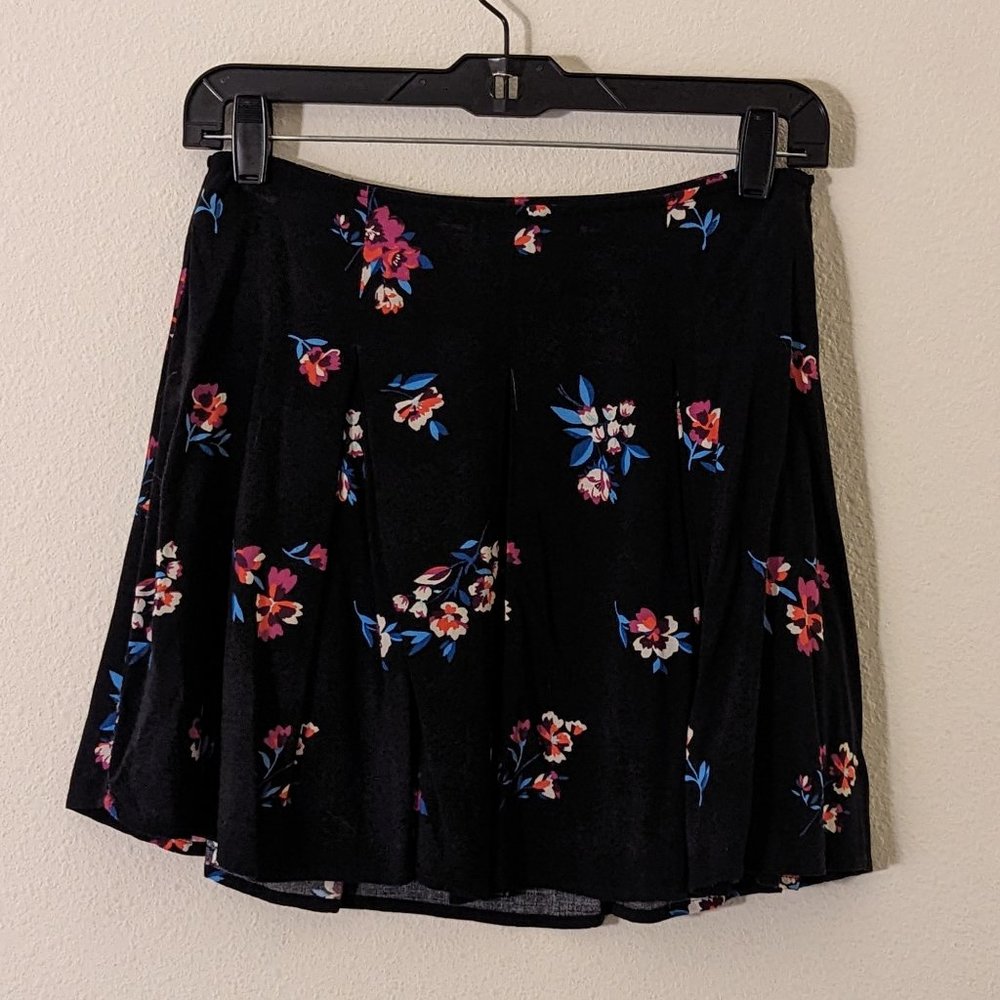 Forever 21, Black Floral Pleated Mini Skirt, Medium, Side Zipper, Light Weight